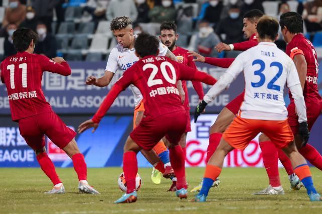 B体育平台-争冠双雄成难兄难弟 还有多少个机会够泰山挥霍？