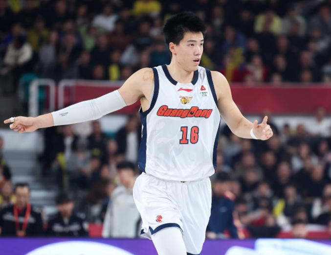 赛事直播-虚惊一场!广东国手焦泊乔崴脚被搀扶退赛 无大碍出席发布会