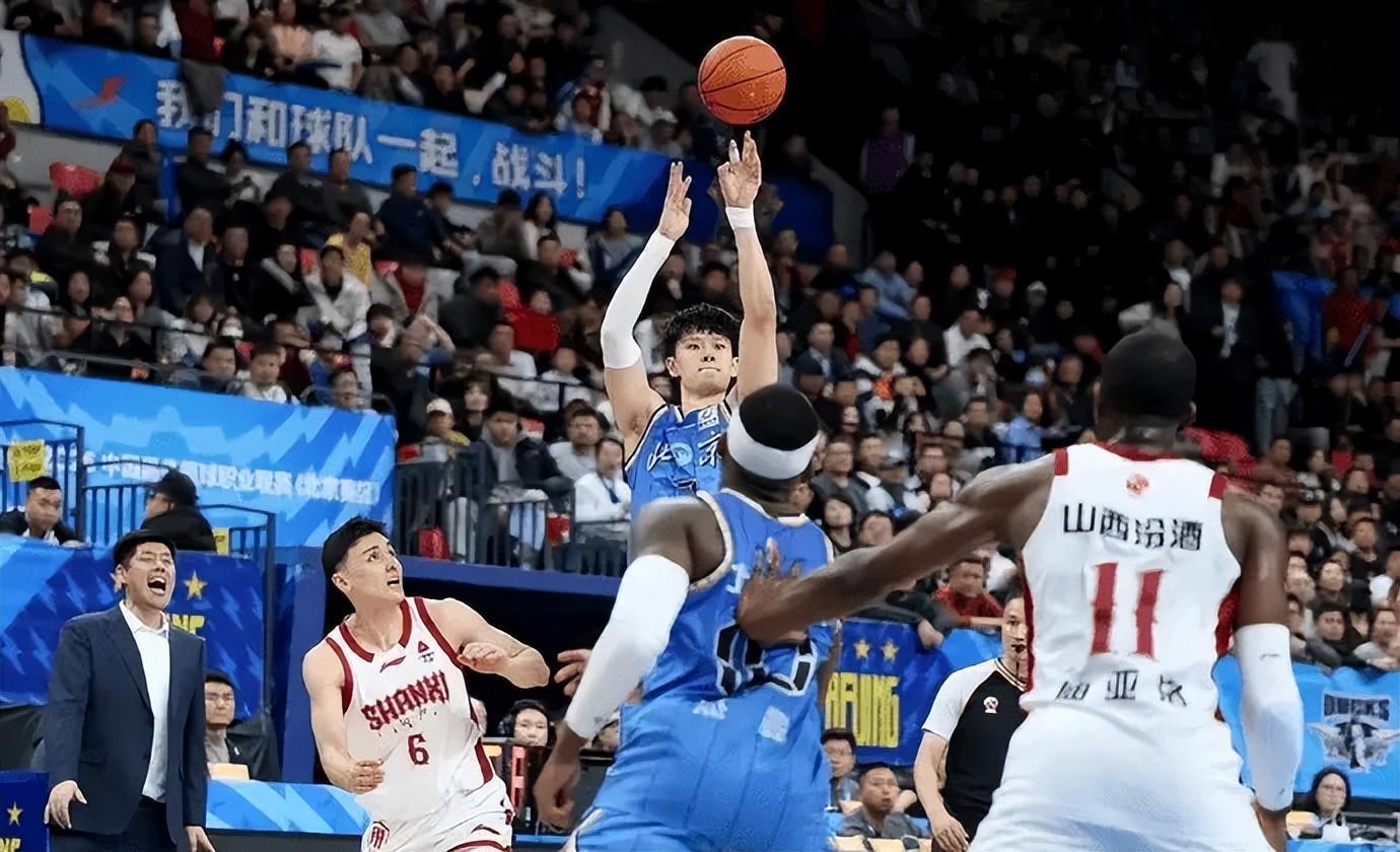 曾凡博腰伤麻烦了!归期待定,顺便恢复手指伤势,许利民压力山大