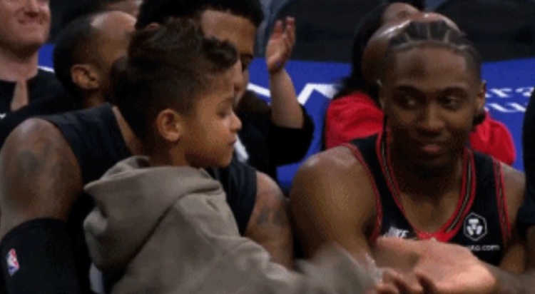 B体育app-亲子时刻！末节乔治带儿子在替补席 乔治儿子跟马克西等队友互动